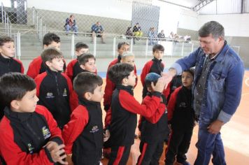 ENTREGA DE UNIFORMES : PROJETO PIRA FUTSAL