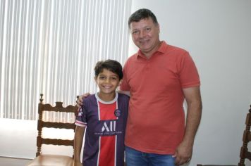 JOGADOR VITINHO FAZ VISITA AO PREFEITO