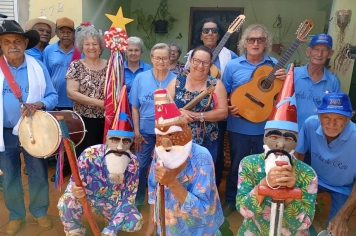 FEIRA DA LUA RECEBE APRESENTAÇÃO DE FOLIA DE REIS EM PIRATININGA