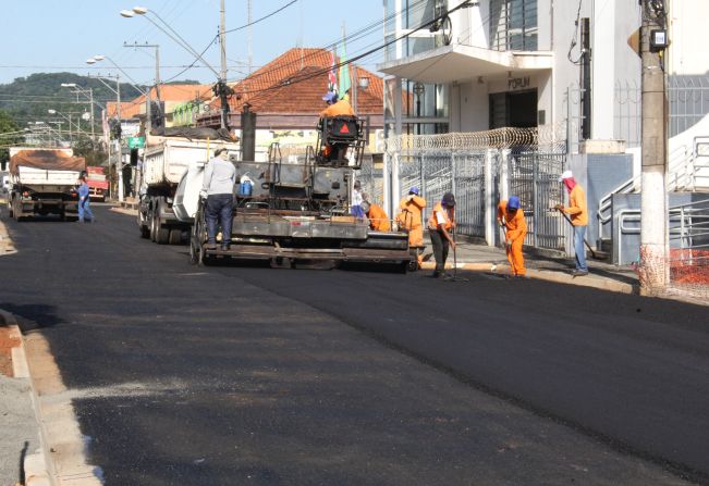 PAVIMENTAÇÃO ASFÁLTICA NO CALÇADÃO.