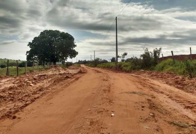 Prefeitura de Piratininga realiza ação de conservação de solo e estradas rurais.
