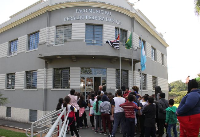 ALUNOS DO JACYRA VISITAM PRÉDIO DA PREFEITURA 