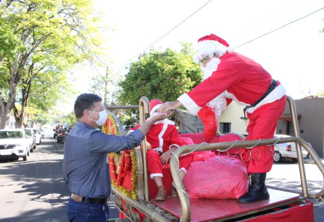 PAPAI NOEL DISTRIBUI BALAS E PRESENTES NA CRECHE 