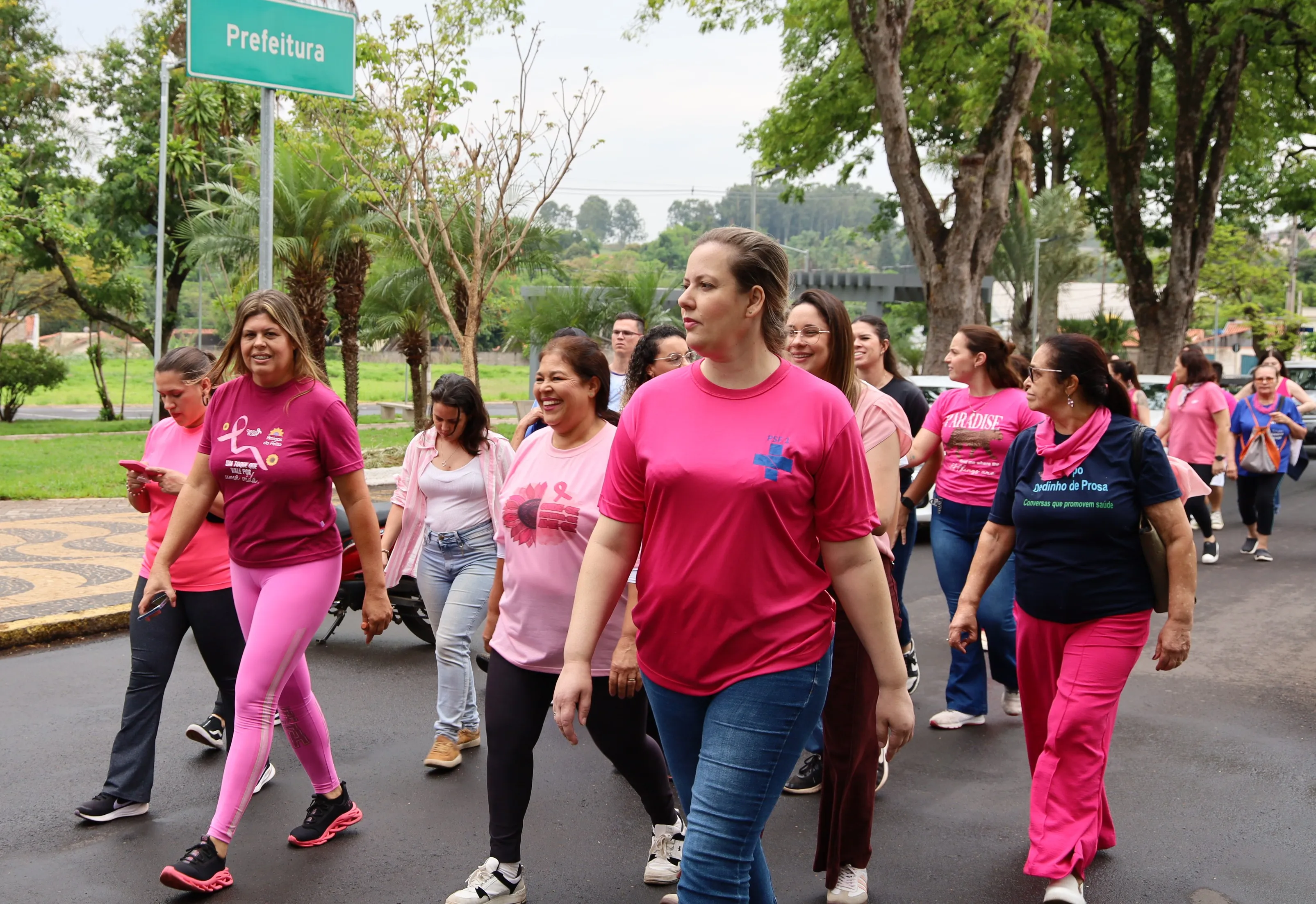 PIRATININGA ENCERRA A 4ª CAMINHADA DO OUTUBRO ROSA COM CHAVE DE OURO