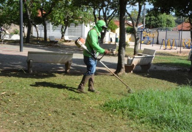 REALIZADA LIMPEZA NA PRAÇA DA SERRA