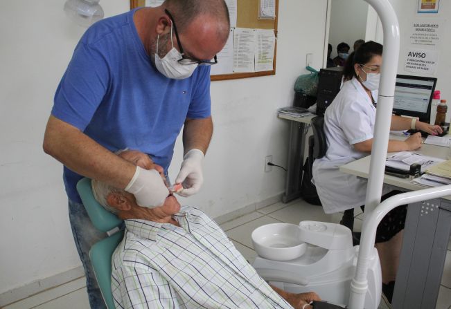 PREFEITURA ENTREGA PRÓTESES DENTÁRIAS.