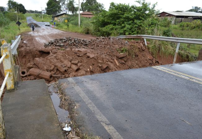 CHUVA CAUSA ESTRAGOS EM PIRATININGA