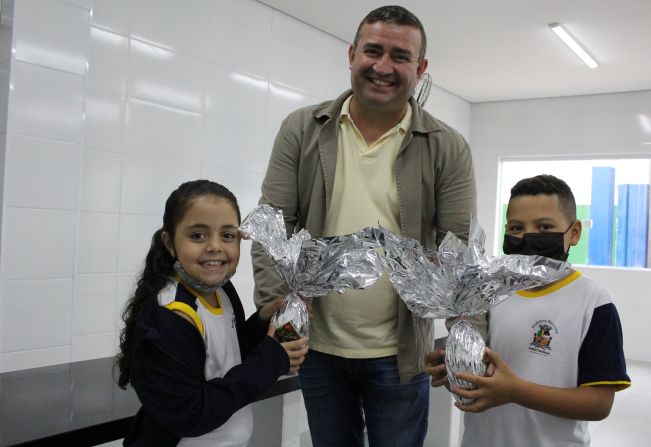 COORDENADORIA DA EDUCAÇÃO ENTREGA OVOS DE PÁSCOA.