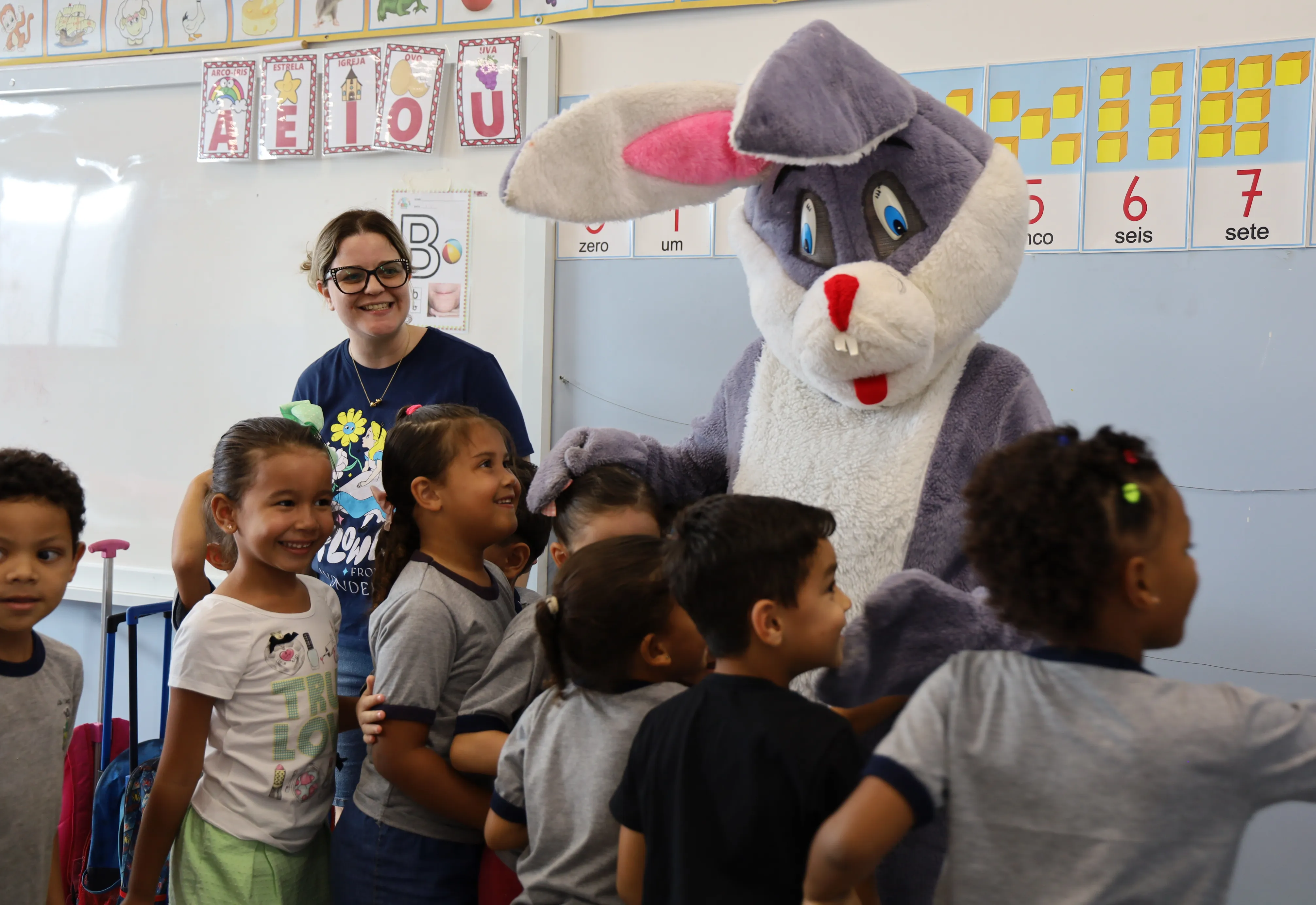 SEMANA DA PÁSCOA TEVE COELHINHO E ENTREGA DE OVOS DE CHOCOLATE NAS ESCOLAS