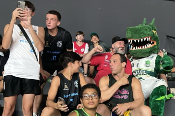 ATLETAS DO PROJETO DE PIRATININGA ACOMPANHAM JOGO DO BAURU BASKET
