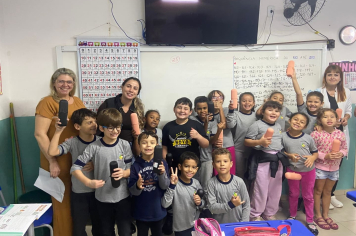 Alunos da rede municipal recebem kits de escovação em ação de saúde bucal