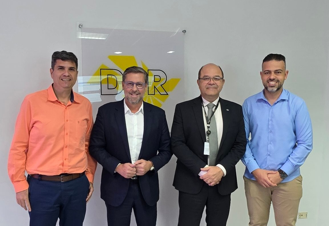 PREFEITO DE PIRATININGA E VICE PARTICIPAM DE REUNIÃO NO DER SOBRE PAVIMENTAÇÃO DA PTG 020