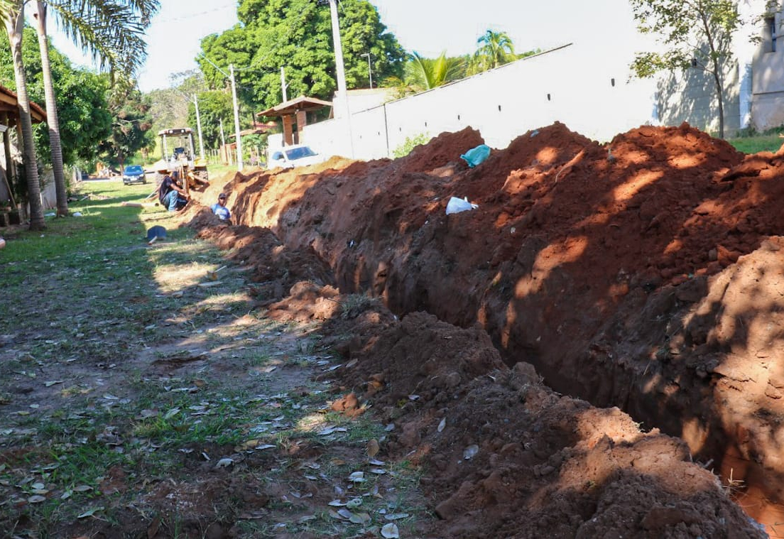 iNICIADA A INSTALAÇÃO DE REDE DE ÁGUA E ESGOTO NAS CHÁCARAS BARREIRO