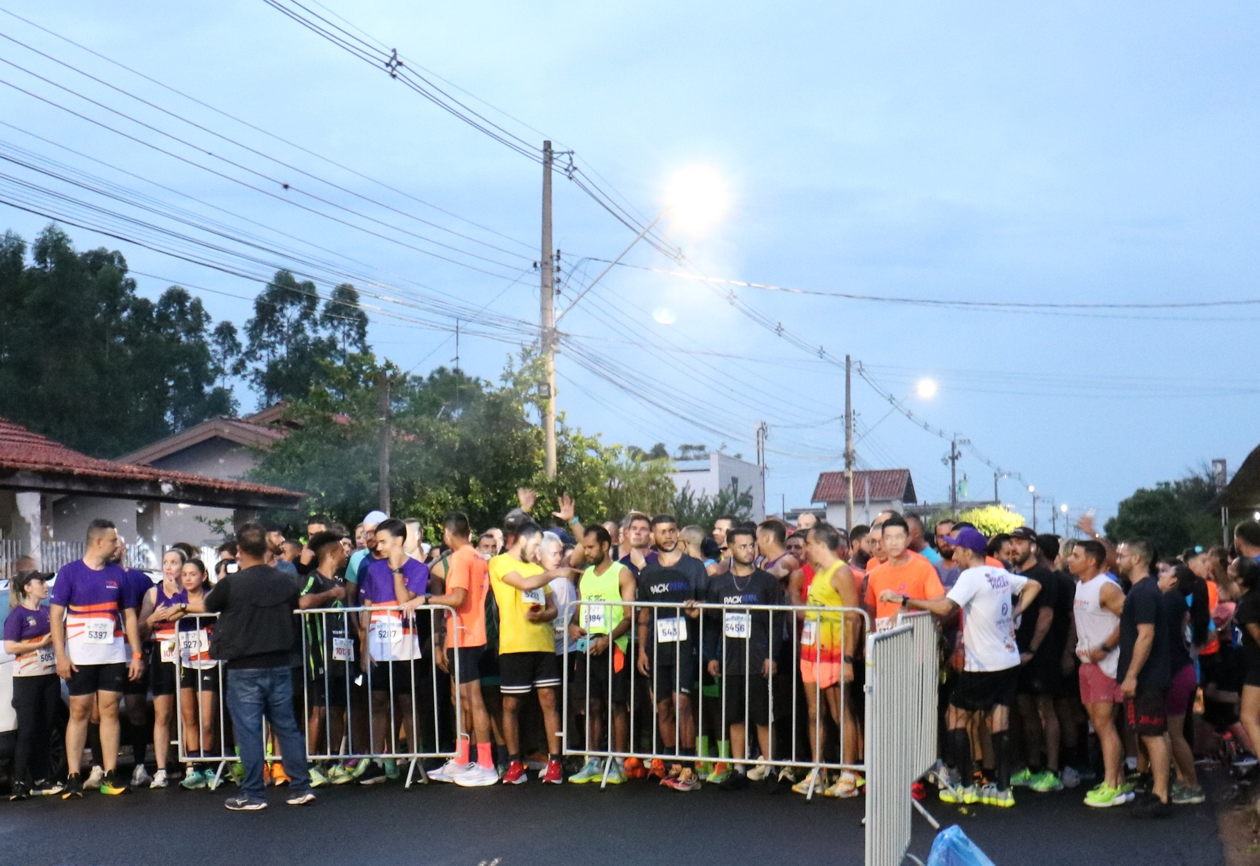 1ª PIRARUN NIGHT REUNIU MAIS DE 600 ATLETAS EM NOITE DE ESPORTE, SOLIDARIEDADE E MÚSICA EM PIRATININGA