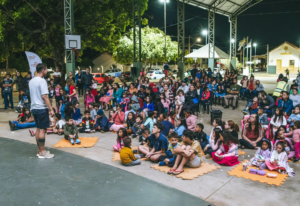 CINESOLARZINHO ENCANTOU FAMÍLIAS EM PIRATININGA COM CINEMA AO AR LIVRE E ENERGIA SOLAR
